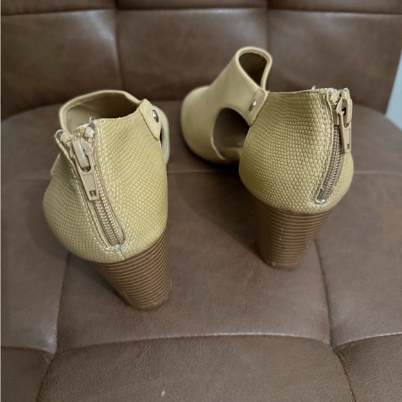 Giani Bernini Cream Heels with Peep-Toe Design - Picture 3 of 4